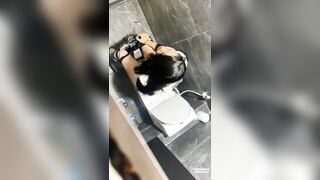 Quay lén e học sinh cute xinh đẹp đi đái trong nhà vệ sinh quán cà phê