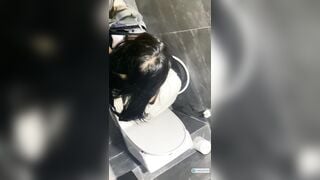 Quay lén e học sinh cute xinh đẹp đi đái trong nhà vệ sinh quán cà phê