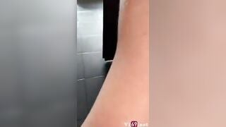 Độc lạ, Sáng sớm Đjt vợ dâm Trước cửa nhà Hàng Xóm đi qua rên to lộ hết vú lồn