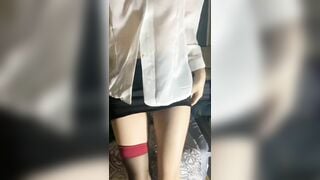 bé loli kính cận thủ dâm với cái bím hồng không lông