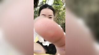 Dâm nữ MMlive sanzai2 ra ngoài vườn cây lén livestream public show lồn bị người lạ ph