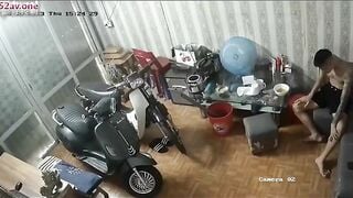 Hack camera nhà chị dâu thấy lồn chị nhiều lông vú chị to