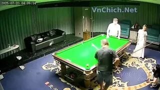 Chơi bida ai thua thì được chịch vợ người khác.