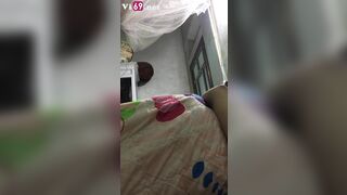 Đụ tập thể em gái ngại ngùng, rồi bán sữa chua lên mặt em