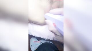 Phát hiện con bạn thủ dâm liền vào phòng gạ địt bú niếm cái lồn nhiều nước