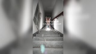 Gái dâm nhét bị sắt vào lồn dâm đãng ra cầu thang thả bị kích thích