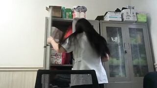 Quay lén phòng thay đồ của y tá p1