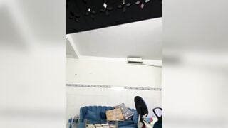 Em thợ cắt tóc vừa gội đầu cho khách vừa thủ dâm