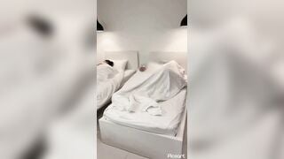 Chồng lén địt chị vợ chubby vú to lồn múp khi vợ nằm ngủ bên cạnh