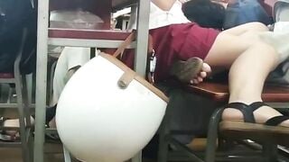 Quay lén các bạn học sinh dưới bàn vô tình thấy sịp trắng em học sinh xinh đẹp