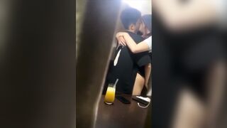 Các cháu tuổi mới lớn mà đã vạch quần đụ nhau ngay trong quá cà phê rồi