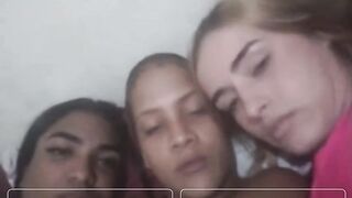Ba cô gái cùng show vú trên ometv