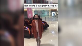 Em gái biến thái nude ở trung tâm thương mại