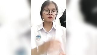 Học sinh kheo bướm trong nhà tắm