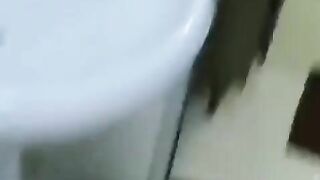 Chơi em luôn trong phòng tắm