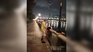 Nữa đêm nứng cặc mang e ghệ dâm ra lang cang cầu doggy public cực sướng
