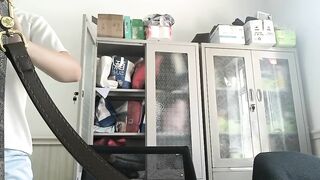 Quay lén phòng thay đồ của y tá p2