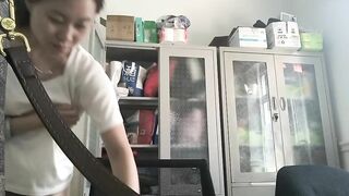 Quay lén phòng thay đồ của y tá p2