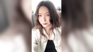 E teen xinh đẹp nứng lồn trên xe gạ địt a tài xế vào rừng bú cu đụ nhau bắn ngập lồn