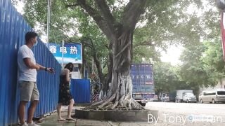 E girl dâm thích phô hàng public cởi đồ giữa đường phố cho mọi người cùng xem