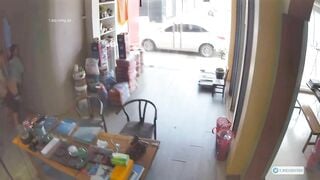 Khách khứa như thế thì hỏng rồi