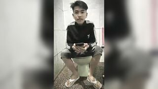 Minh Dương 211 thủ dâm trong wc