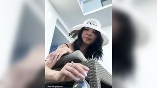 Thủ dâm public sướng quá lồn chảy nước như mưa