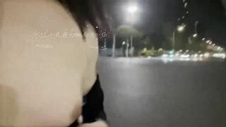 Em gái vạch vú khoe thân ngoài đường