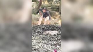 Cặp đôi tranh thủ chịch nhau trong hang đá khi đi phượt 2