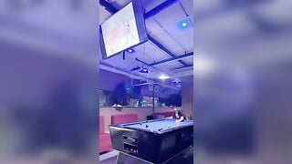 健身小骚货！台球厅勾搭黑人！回房间沙发上操，骑乘位大屌深入，上下猛砸，后入爆操，搞的骚货爽翻