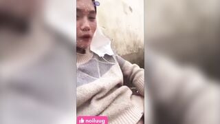 Bé học sinh nứng public ngay tại sân trường
