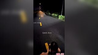 Public phô dâm đẳng cấp . Em gái Thủ Đức trần truồng hồn nhiên bú cu giữa quốc lộ 2