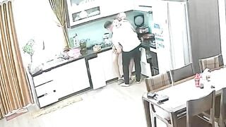 HACK CAM VỢ CHỒNG LINH NHI ĐỊT NHAU TRONG BẾP P1