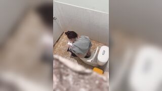 Quay lén em gái dâm trong nhà vệ sinh