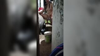 QUay trộm chị dâu tắm