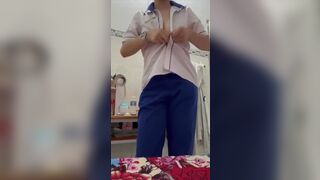 Vừa Đi Học Về Thì Nứng Quá. Xem Đi Không Phí Tiền Mạng. Lồn Không Lông Non Choét