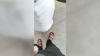 Thanh niên đái nén lên gái ????