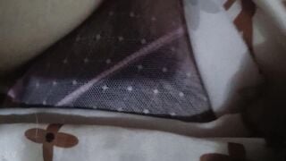 thanh niên tranh thủ em gái tập trung coi phim vào mò bím