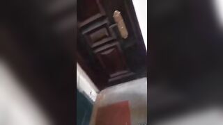 Tên biến thái này bám theo em học sinh về tận nhà