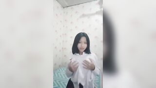 Cô gái ngực lớn cởi quần áo và chụp ảnh tự sướng.