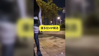 Khoe lồn public ngoài đường