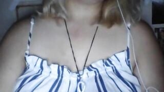 Omegle gái mập thủ dâm 2 lỗ bằng lược