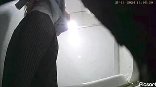 Quay lén gái xinh đi đái nhìn em ấy chu đít càng cuốn càng hấp dẫn
