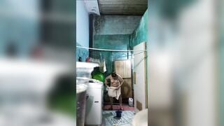 Quay lén mợ mình đi tắm