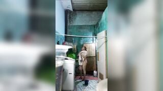 Quay lén mợ mình đi tắm