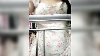 đôi bạn thân đi siêu thị rồi dắt nhau vào nhà vệ sinh thủ dâm cho nhau