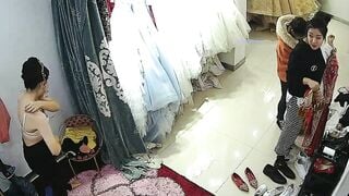 Quay lén tiệm cưới thay đồ 2