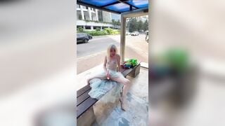 Cô gái thủ dâm nơi công cộng 3