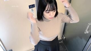 Phê mắt em gái tắm trần khoe vú trắng nõn xoa xà phòng dâm đãng