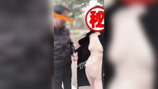 Cô khoe vú ngoài đường bị phát hiện